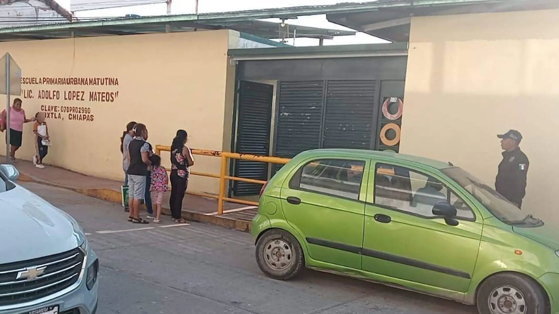 Alumnos entrando a la primaria en Huixtla